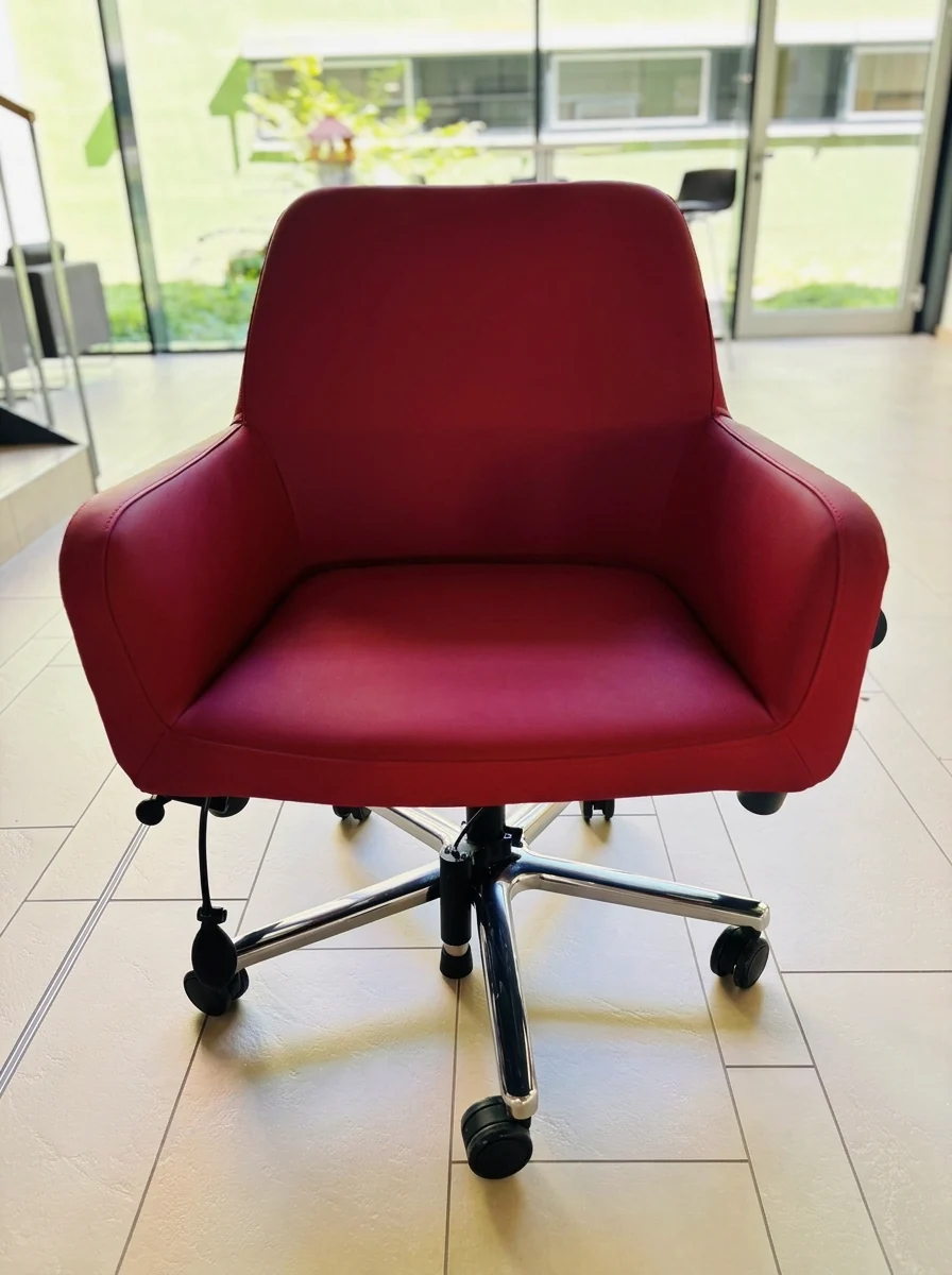 vyzio Reha-Sessel Frontansicht im Klinik-Foyer